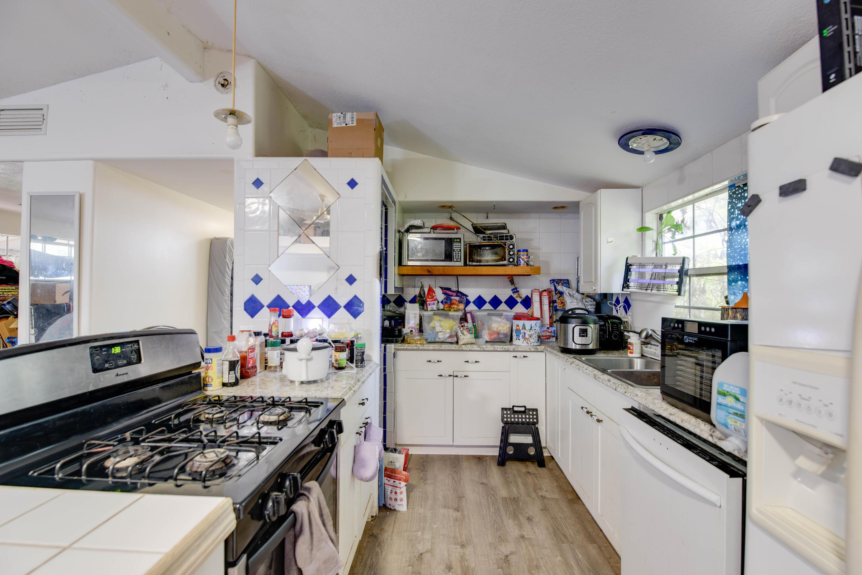 Image 3: Kitchen