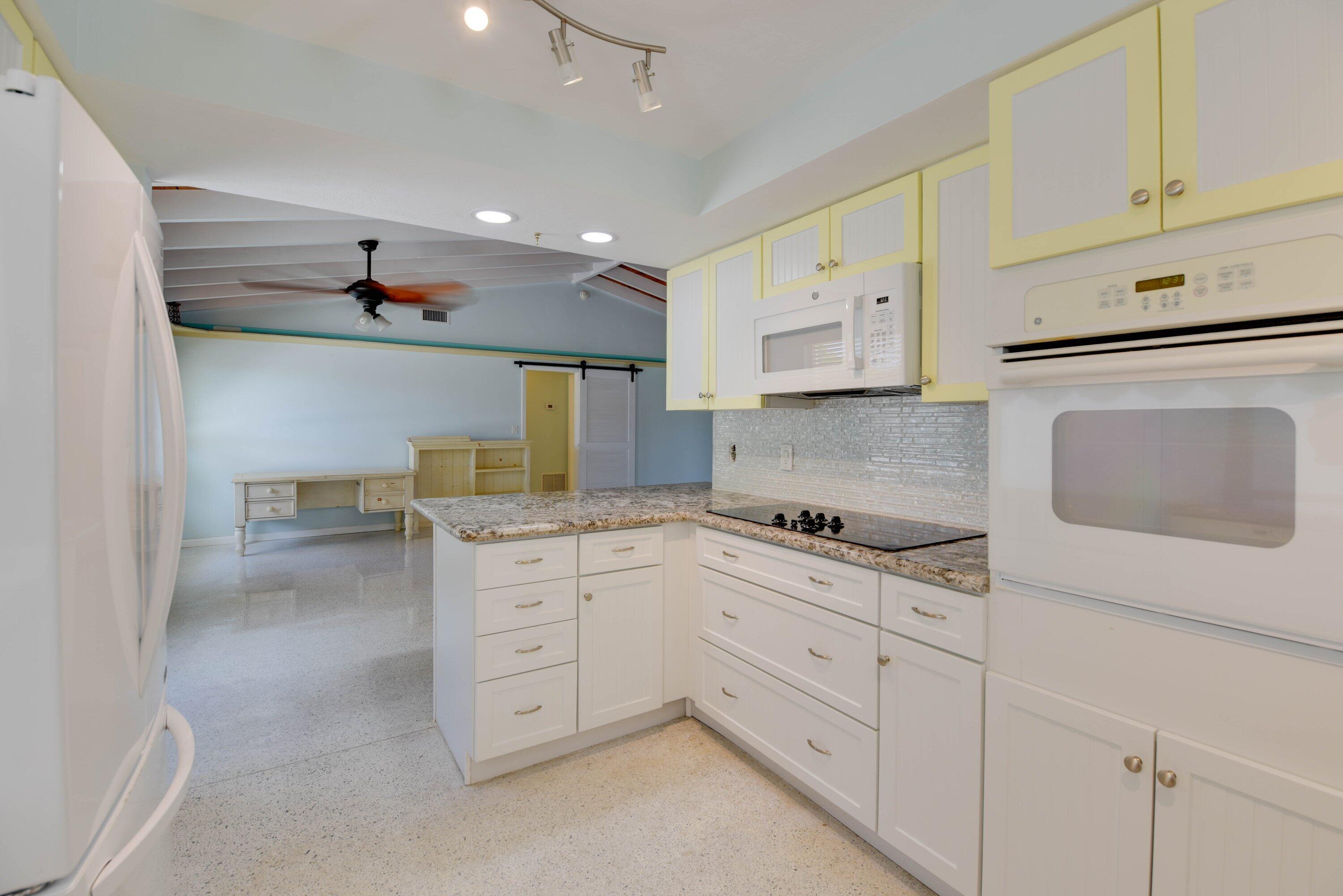 Image 4: 010-766WShore-SummerlandKey-kitchen