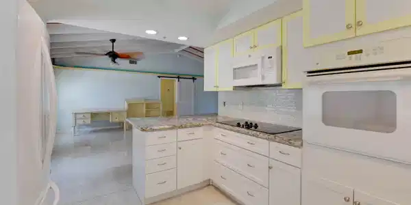 Image 4: 010-766WShore-SummerlandKey-kitchen