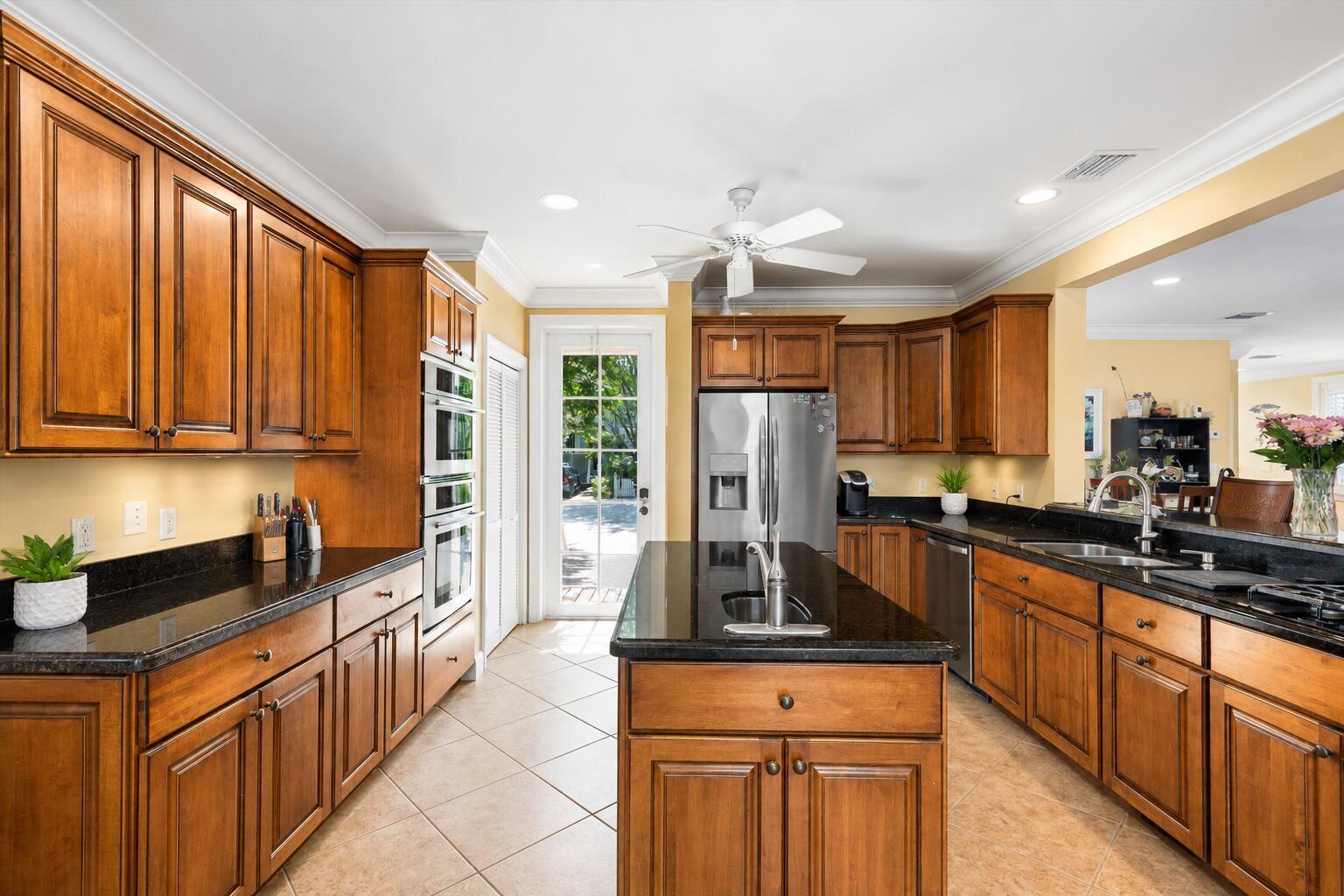 Image 4: Kitchen