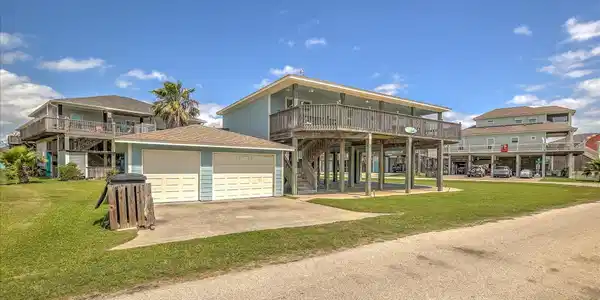 Image 2: Welcome to 2619 Tide!