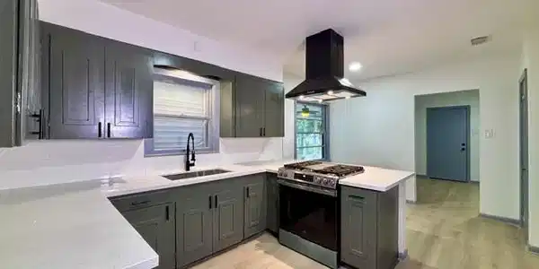 Image 4: Kitchen and breakfast nook