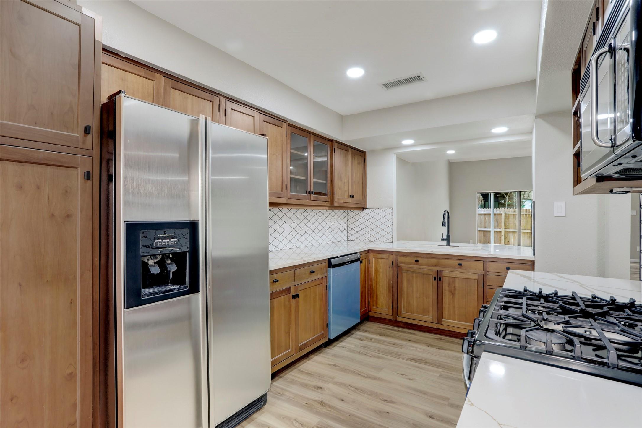 Image 4: Beautifully remodeled kitchen