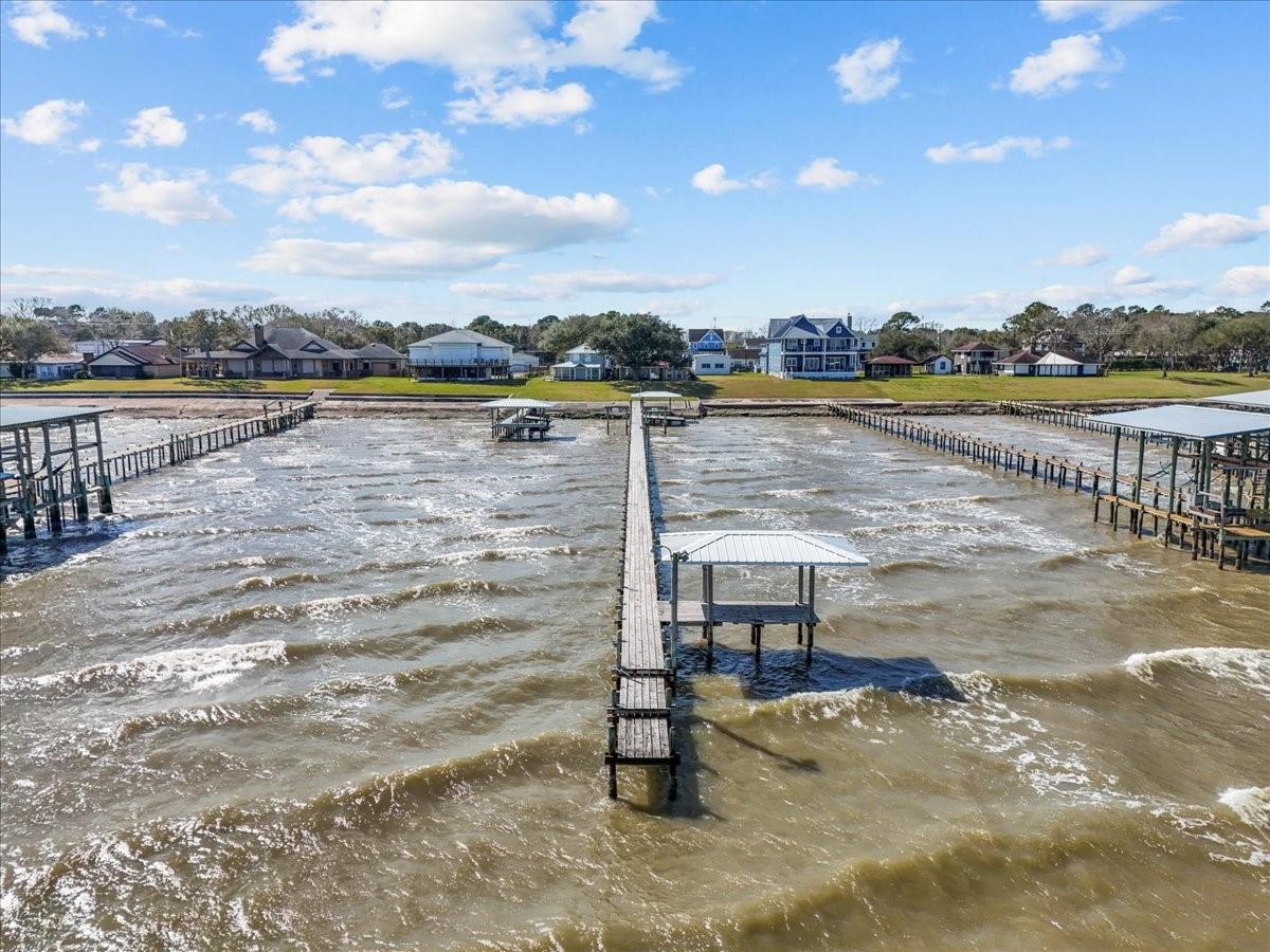 Image 4: The pier offers both power and water capability so