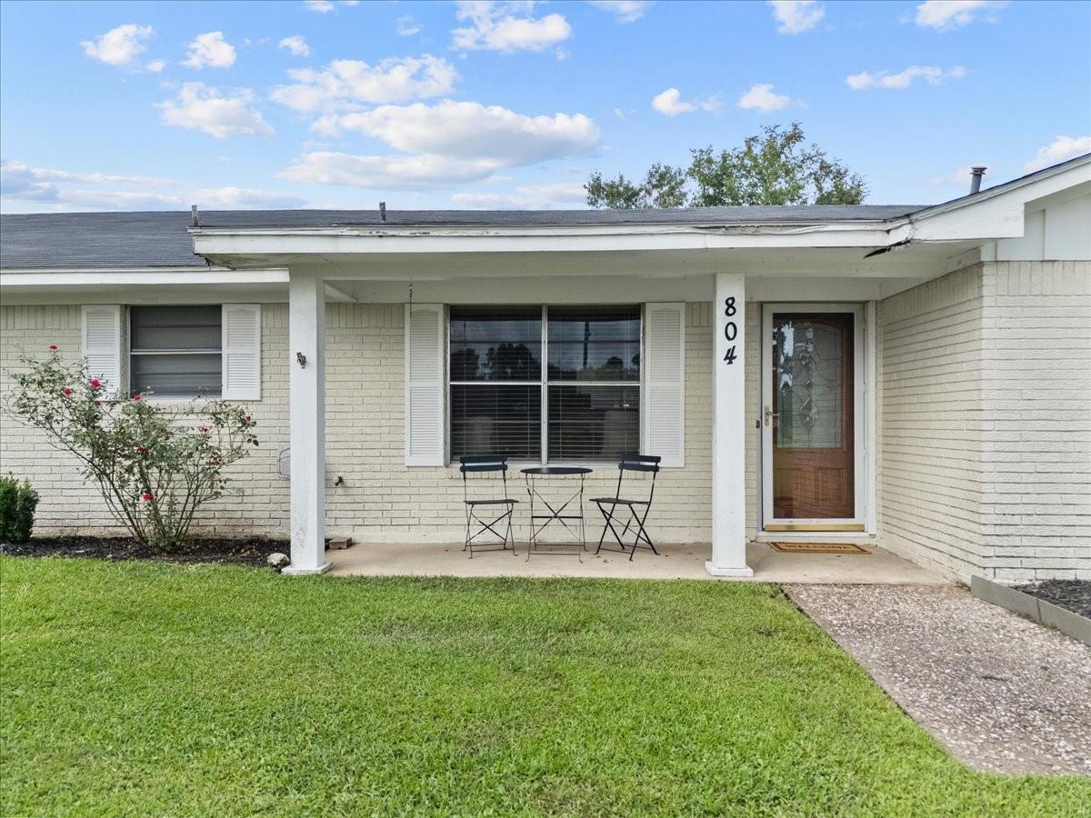 Image 4: A great porch to welcome you home!