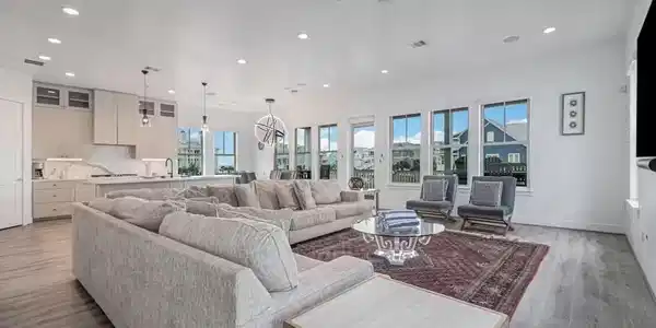 Image 4: GULF VIEWS AND NATURAL LIGHT bring the coastal set