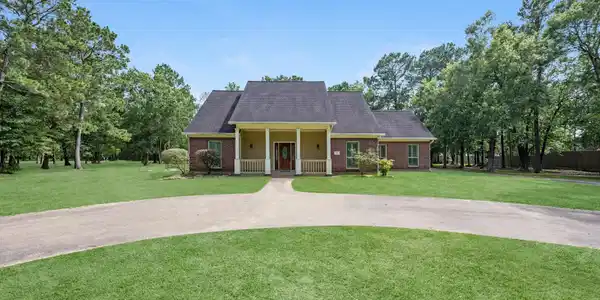 Image 4: A Grand circle driveway