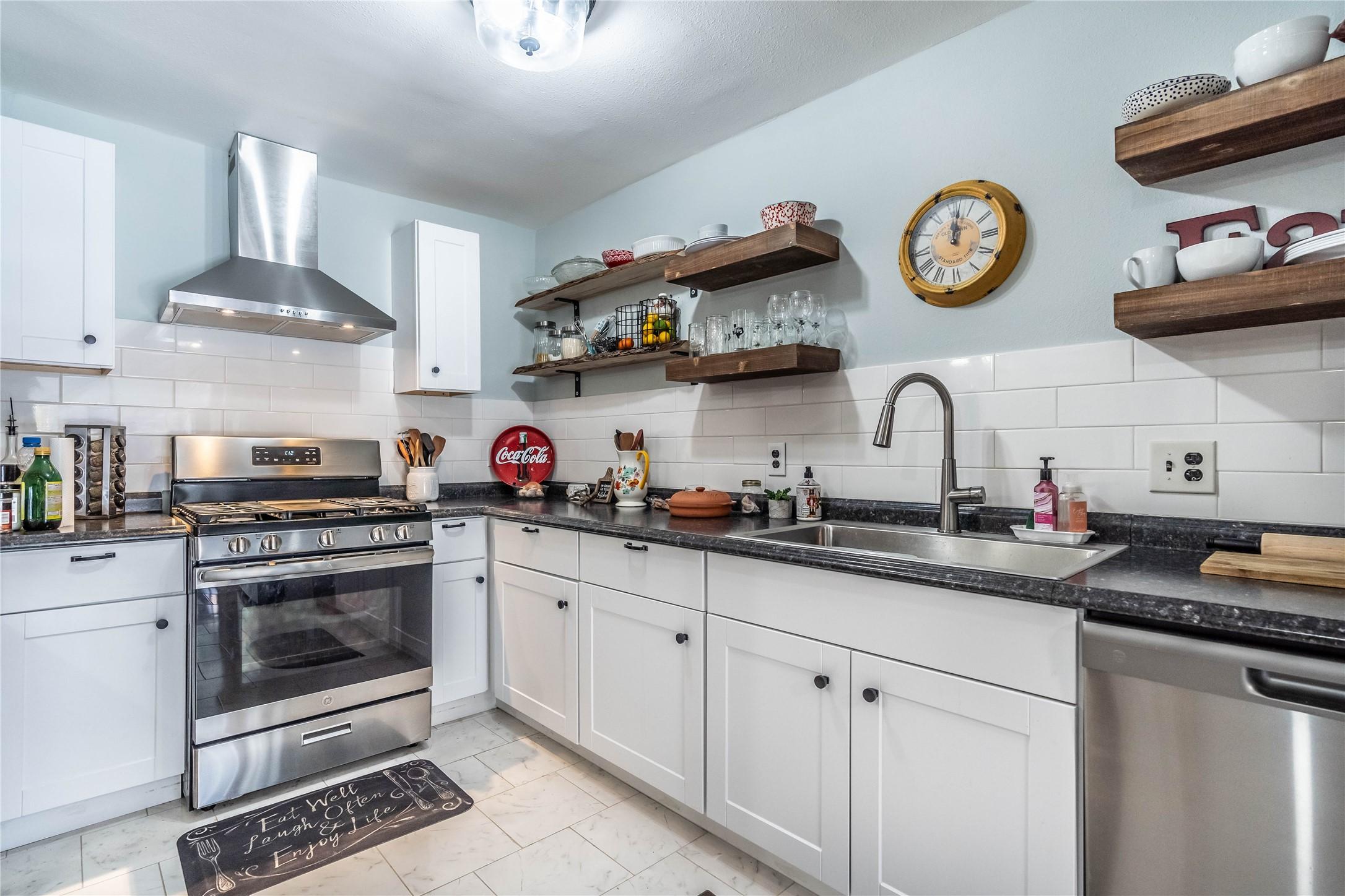 Image 2: Updated kitchen, add your touch and customizations