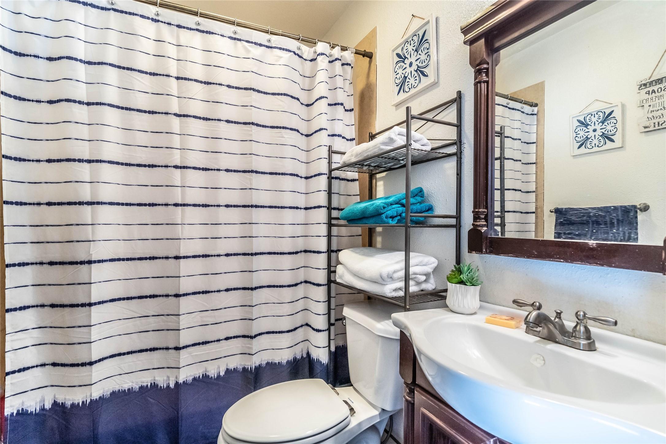 Image 4: Bathroom