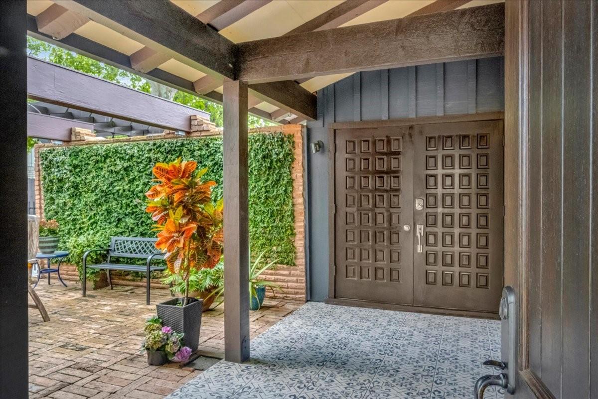 Image 2: Inviting entrance features a patterned tile floor
