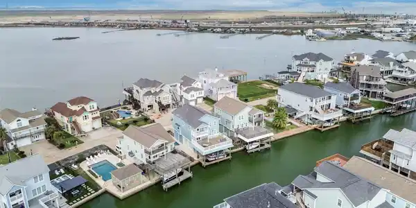 Image 3: Located in the sought-after waterfront community o