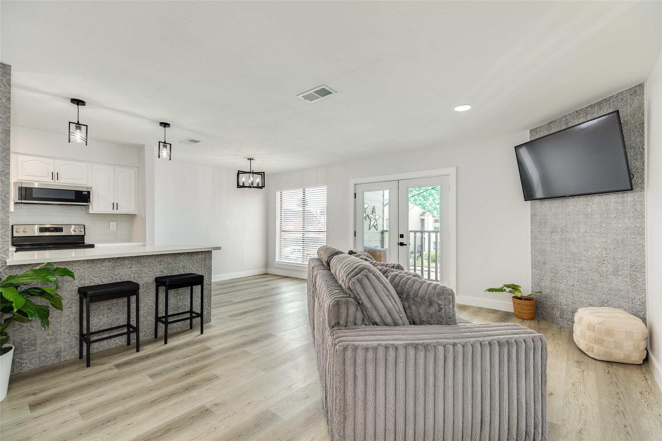 Image 1: Breakfast bar for additional seating, new lighting