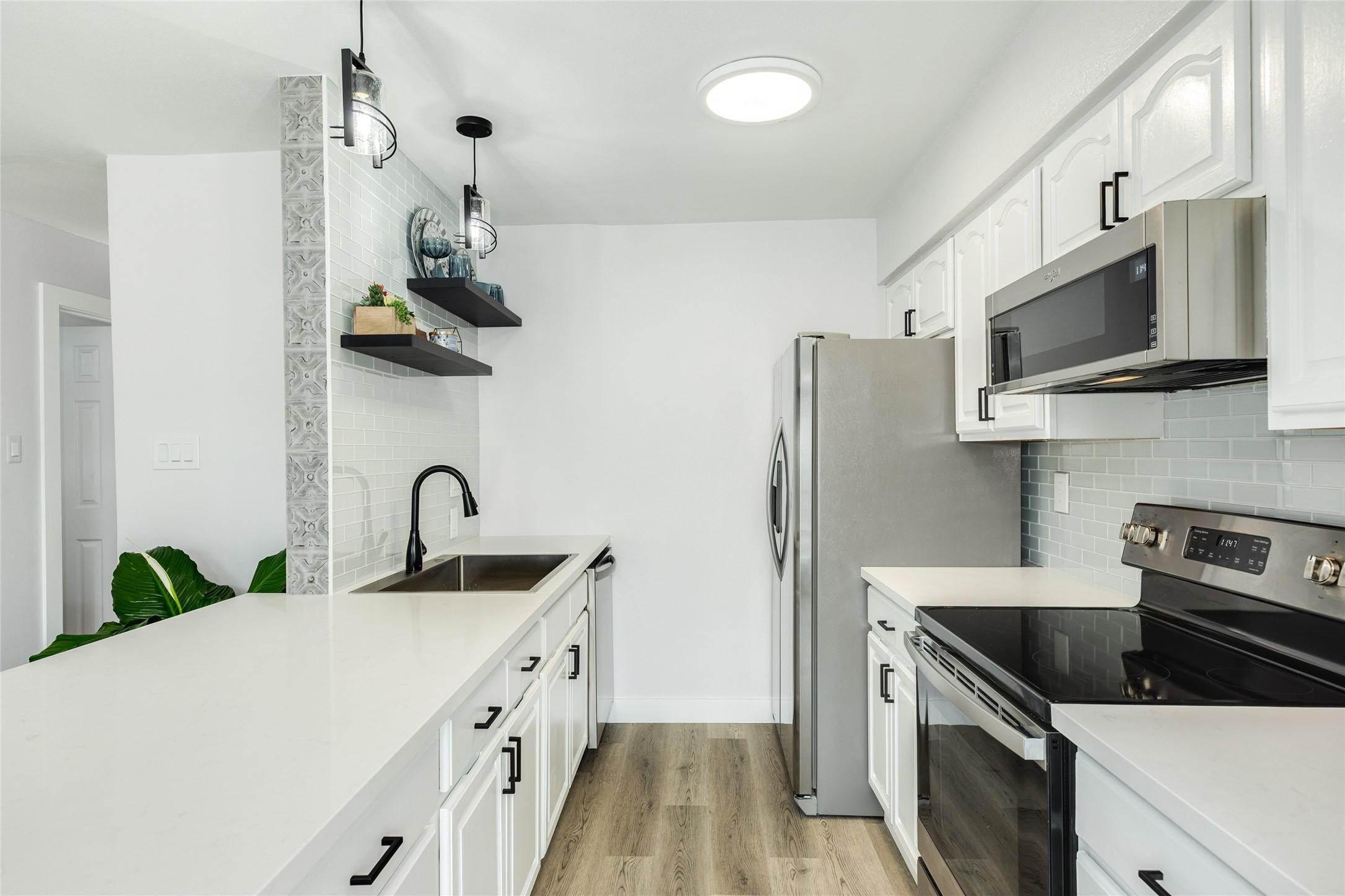 Image 2: Tons of cabinets, quartz countertops, new hardware
