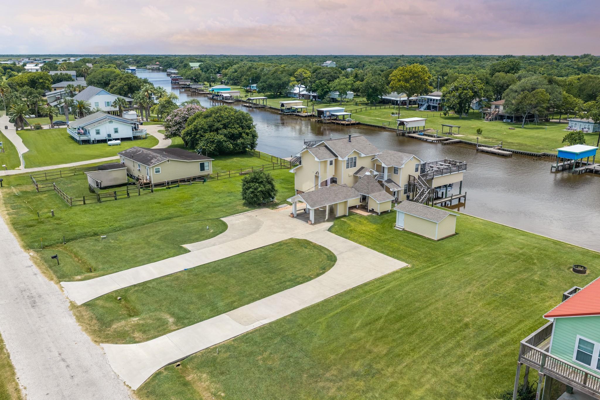 Image 2: Big circle driveway for extra parking, could easil