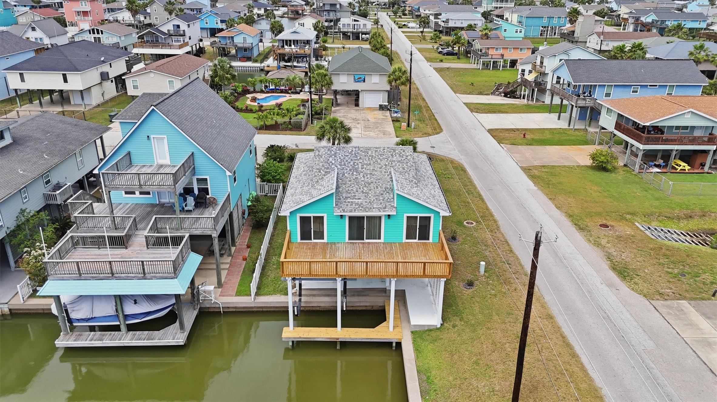 Image 1: This gorgeous canalfront home has everything neede