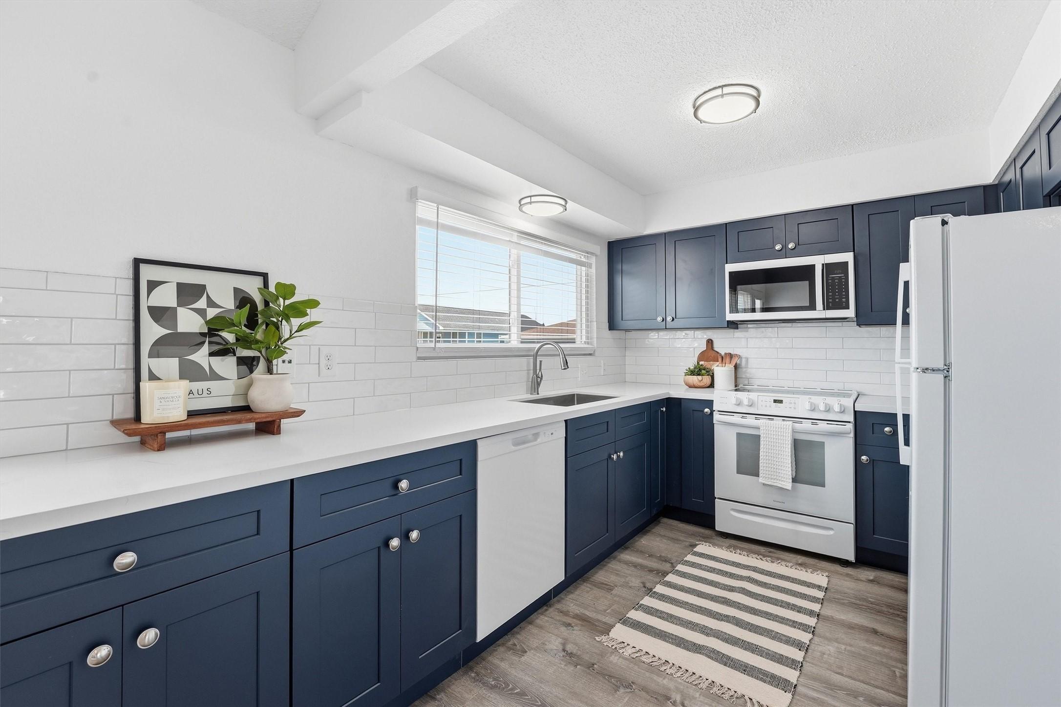Image 2: A fresh coastal-inspired kitchen designed for effo