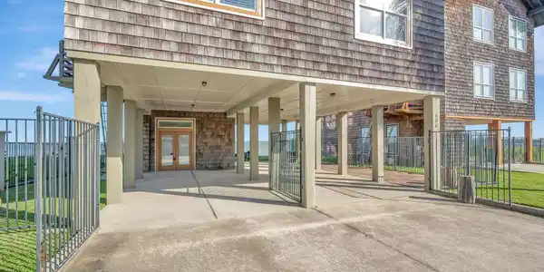 Image 3: Nice carport under home