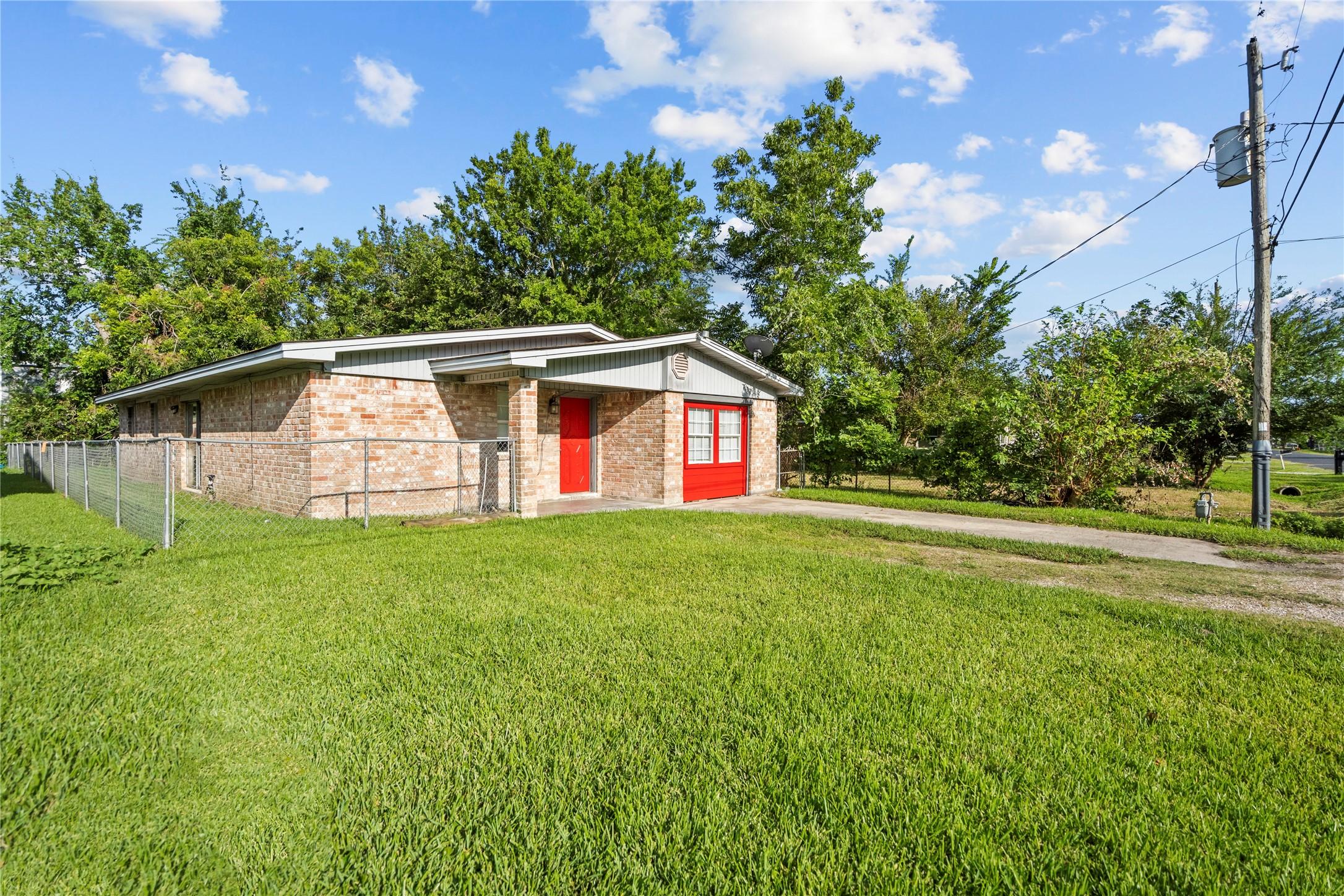 Image 2: Fenced yard with large driveway.