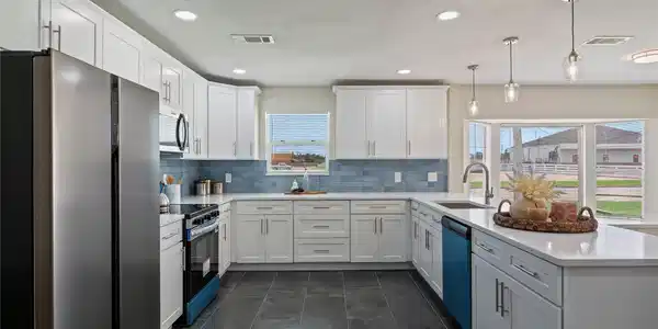 Image 2: Stainless steel appliances throughout with soft cl