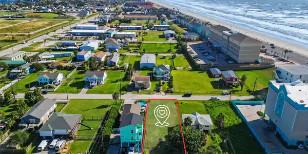 Image 4: Walking distance to the beach access.
