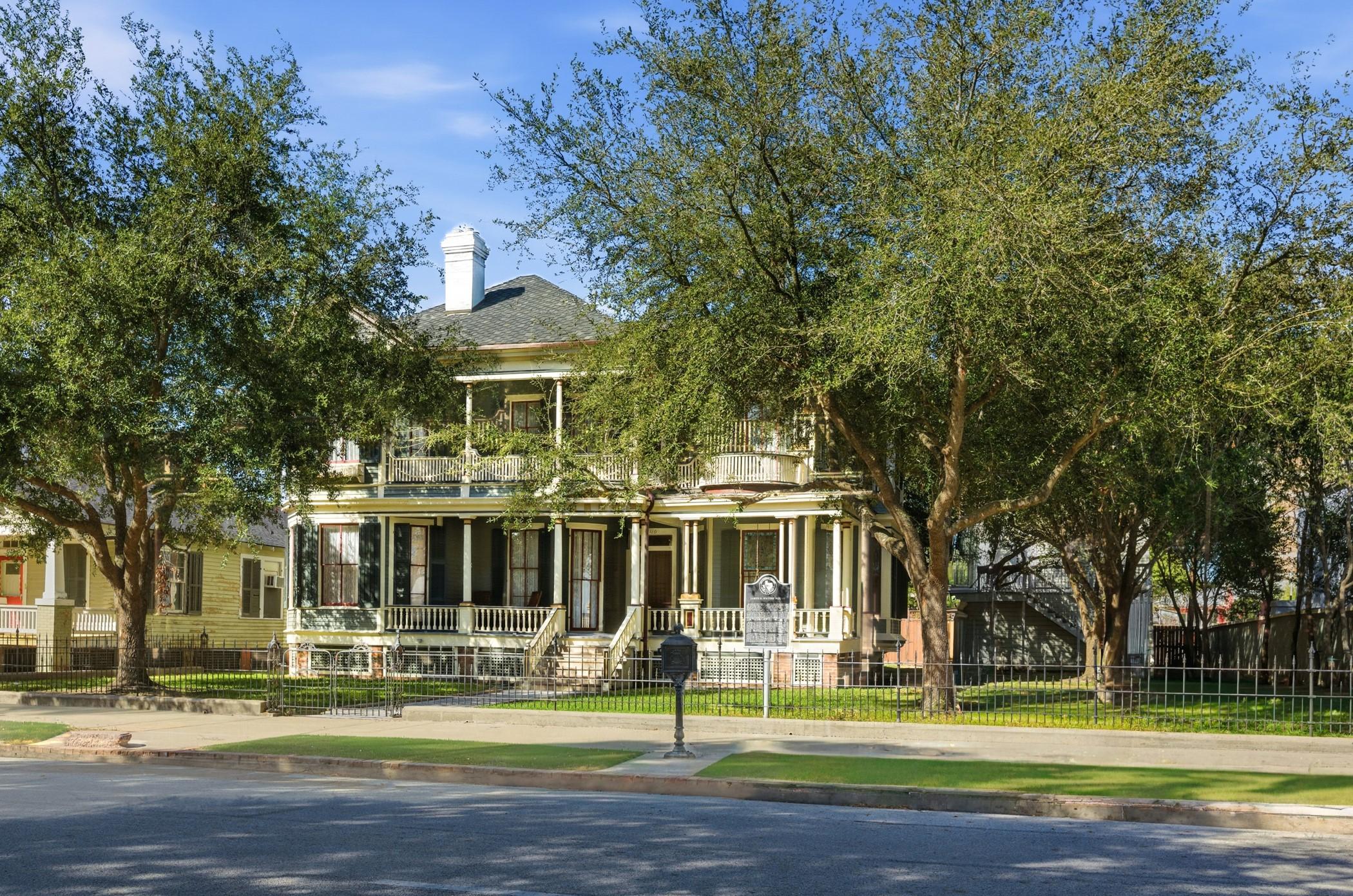 Image 2: Another view of the oversize lot and porch!