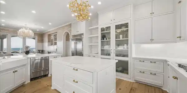 Image 3: Beautifully appointed kitchen with custom cabinetr