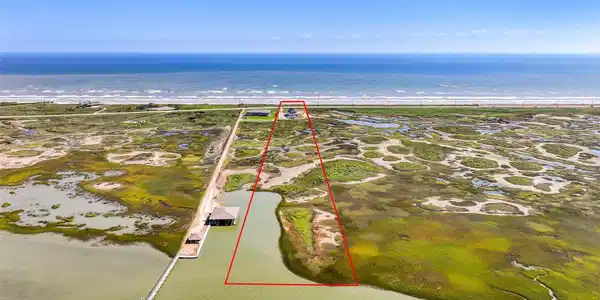 Image 3: Few aerials tell a story this clearly. The propert