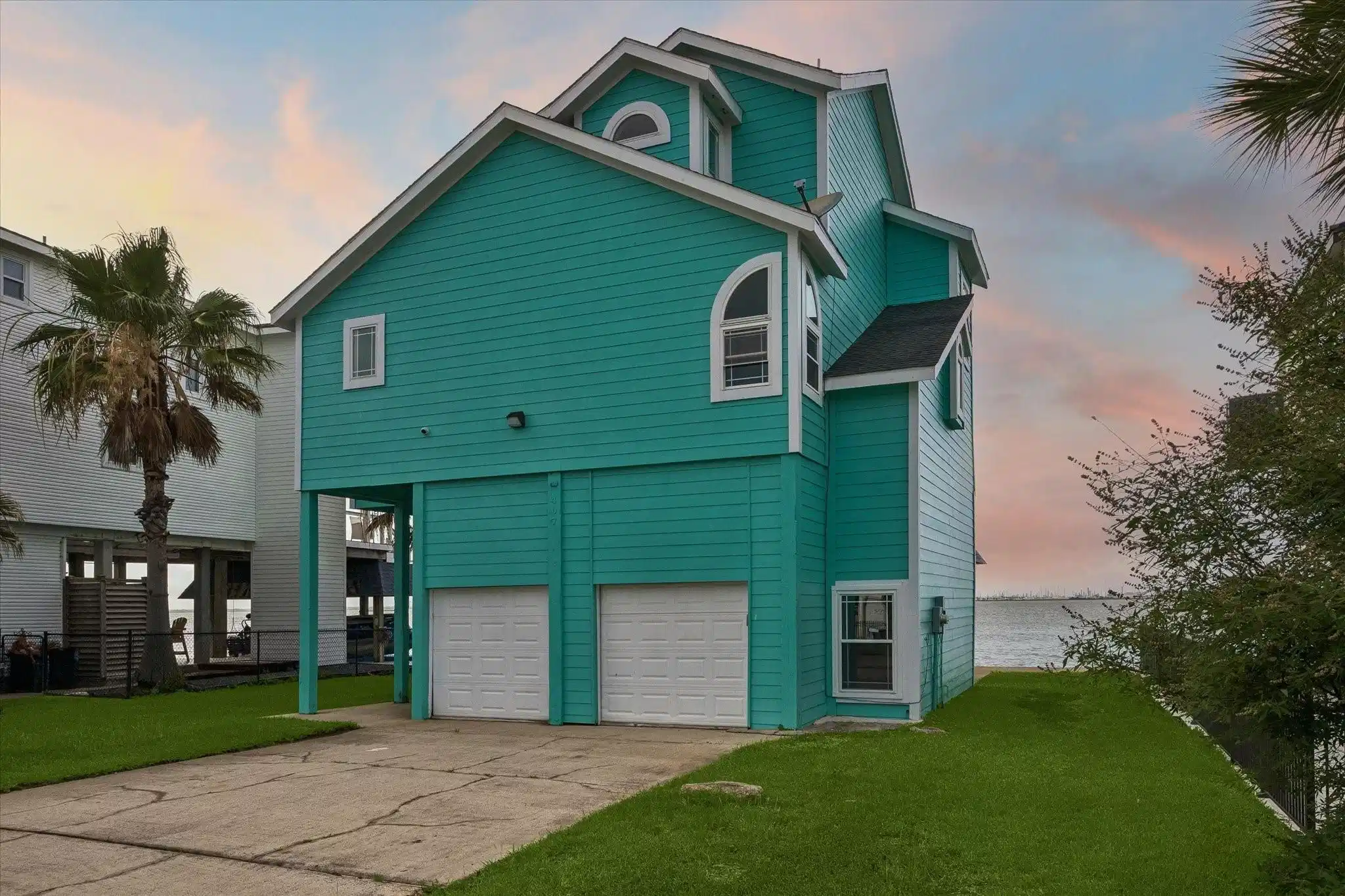 Image 1: FRONT ON THE HOME