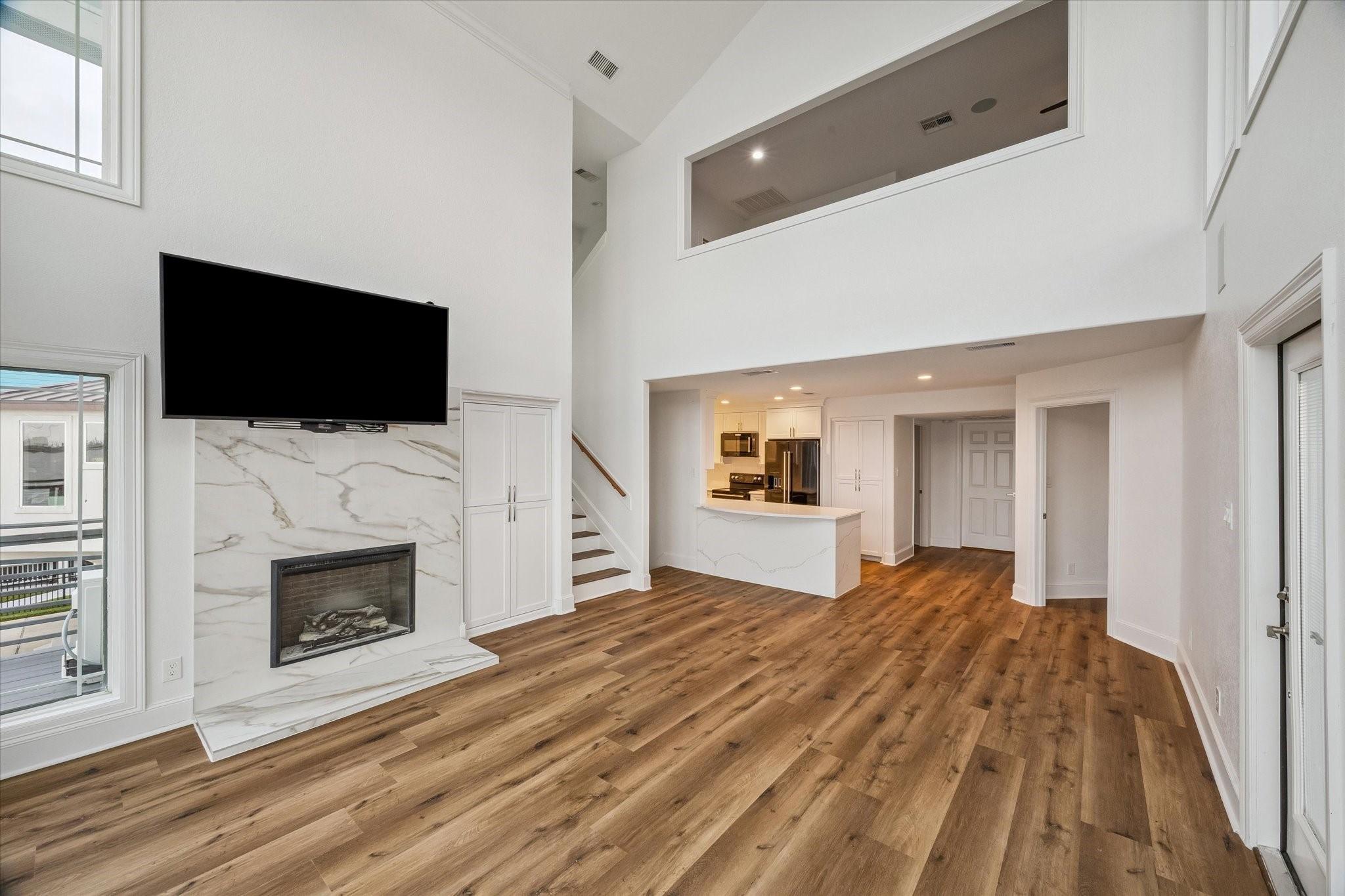 Image 3: NATURAL LIGHT