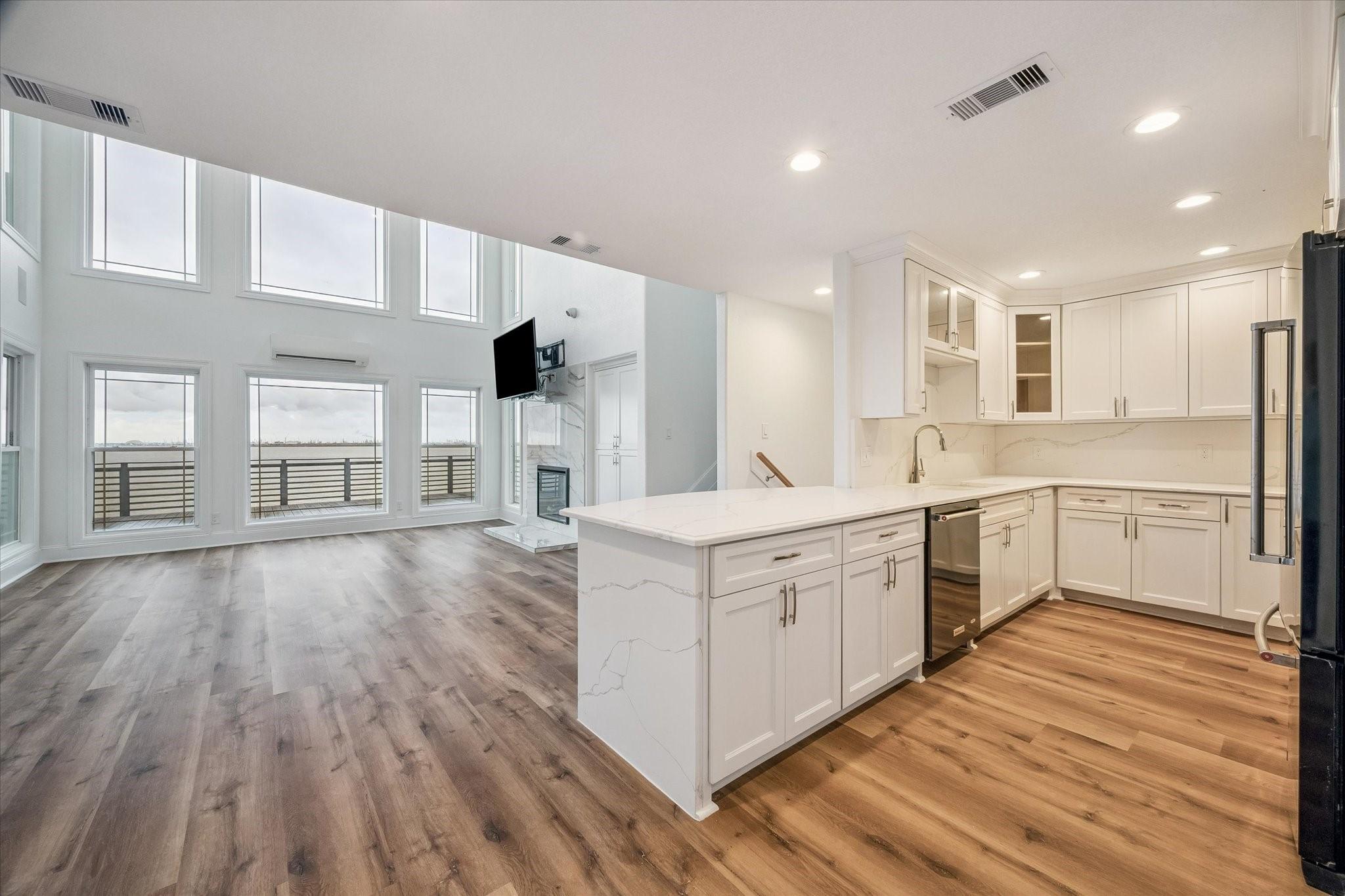 Image 4: KITCHEN