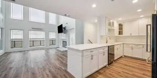 Image 4: KITCHEN