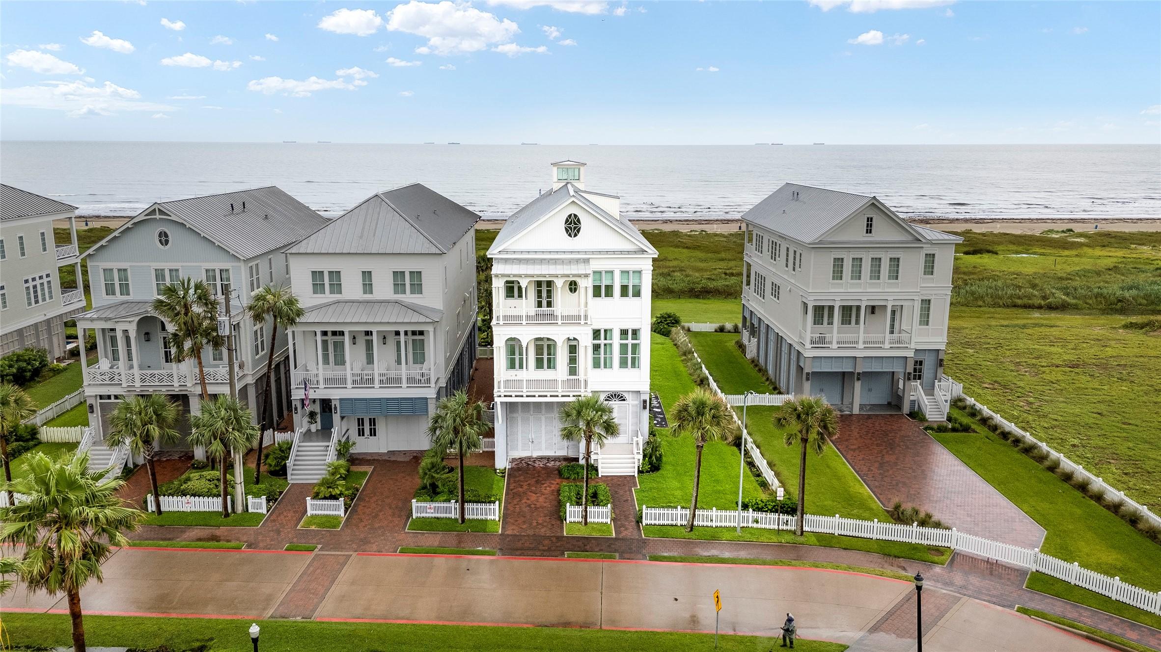 Image 2: A rare 3-lot estate offering unmatched curb appeal