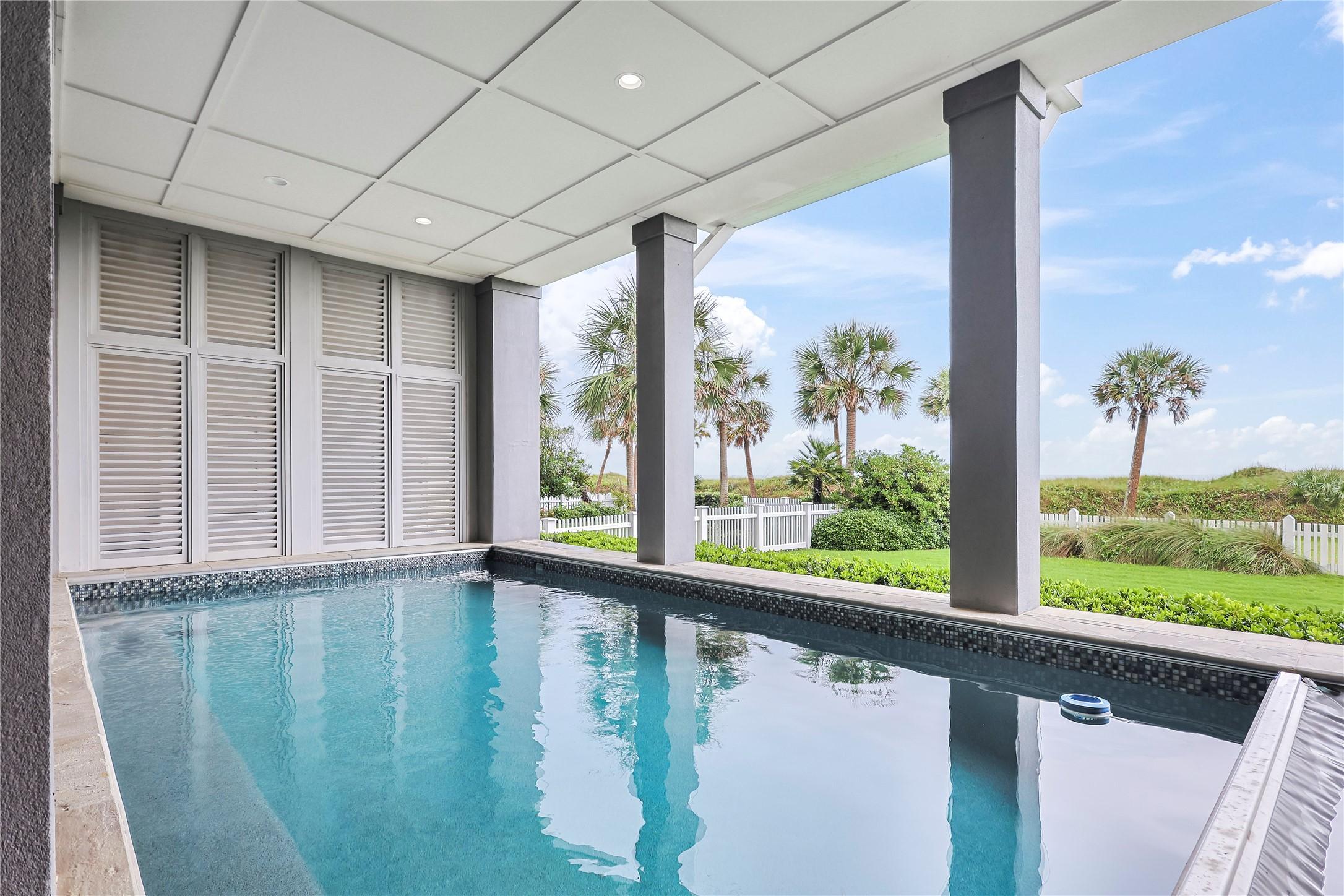 Image 4: Enjoy this new construction Beachtown beachfront h