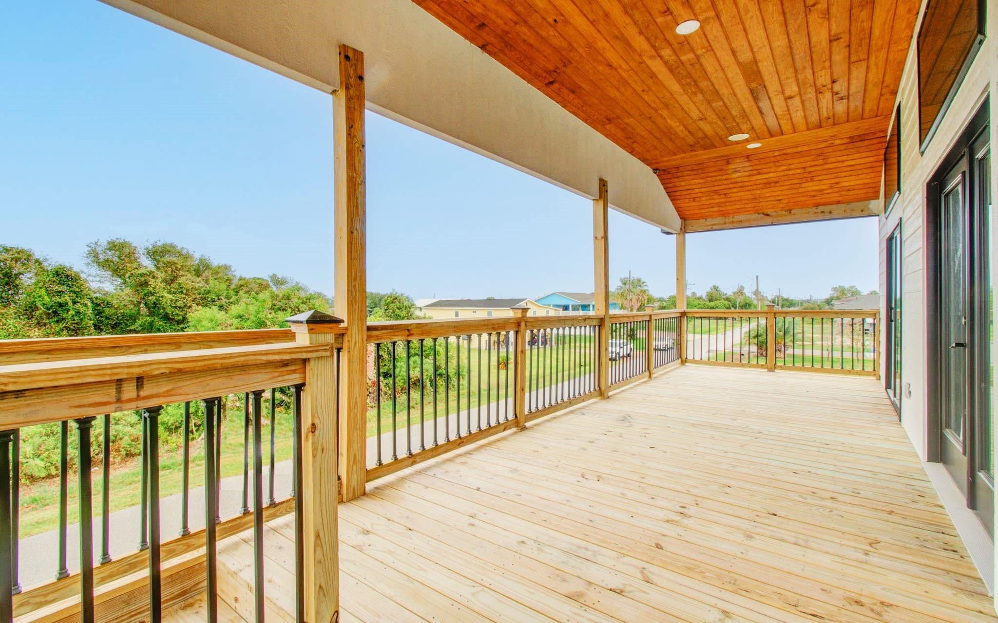 Image 4: view of porch from stairs