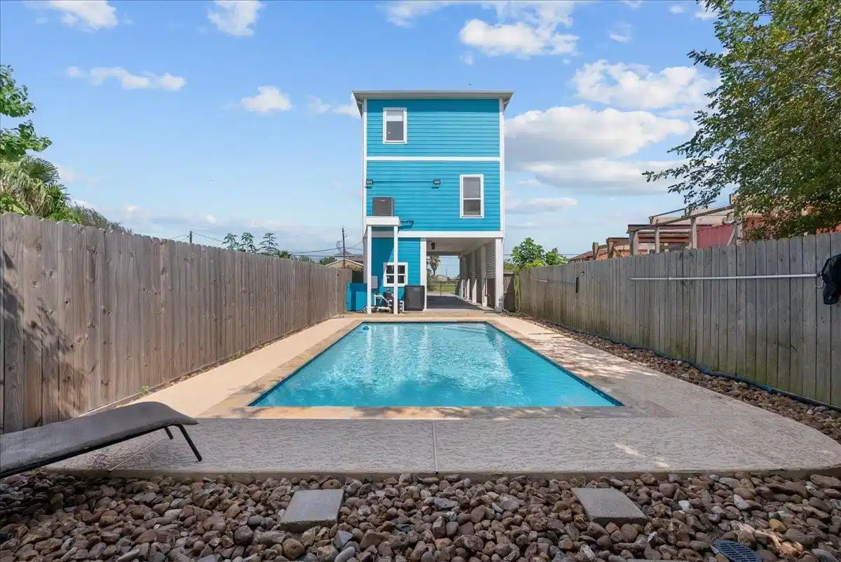 Image 1: Climate-controlled pool in fully fenced yard