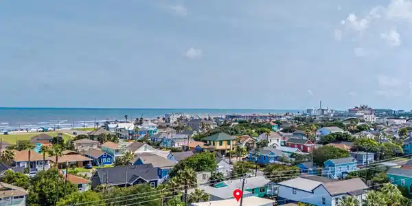 Image 4: This property fits right in with the local neighbo