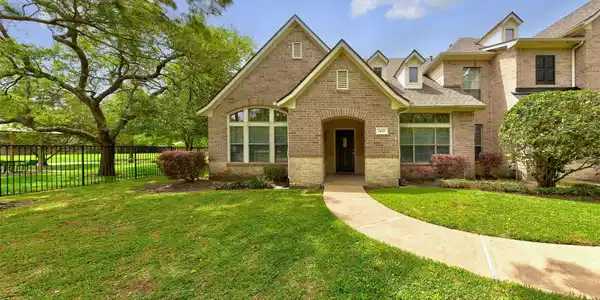 2426 Clippers Square Square