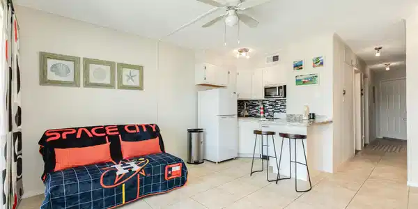 Image 4: Open concept floorplan with kitchen open to the li