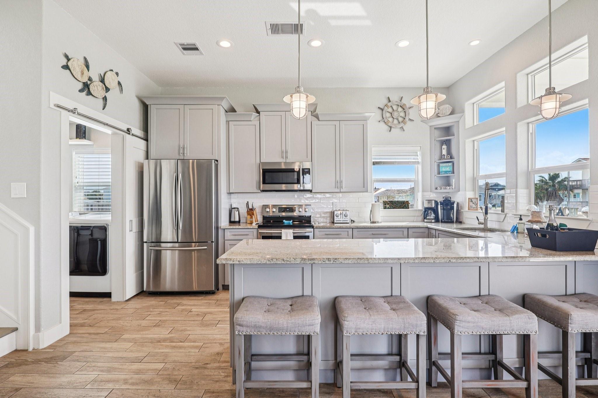 Image 3: Extra-long granite bar perfect for
 entertaining