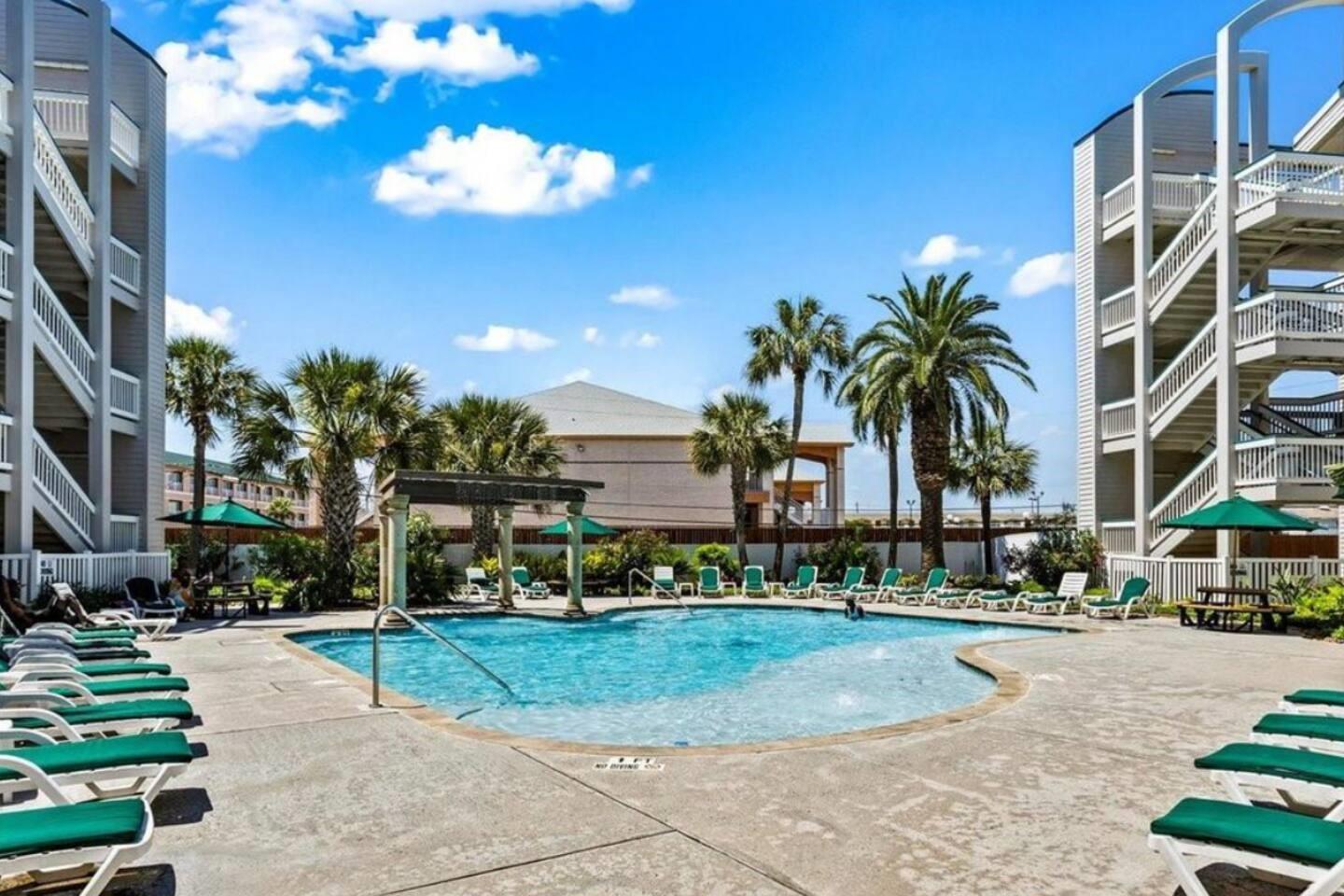 Image 4: Relax, swim laps, catch some rays......you decide