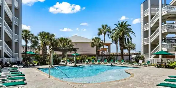 Image 4: Relax, swim laps, catch some rays......you decide