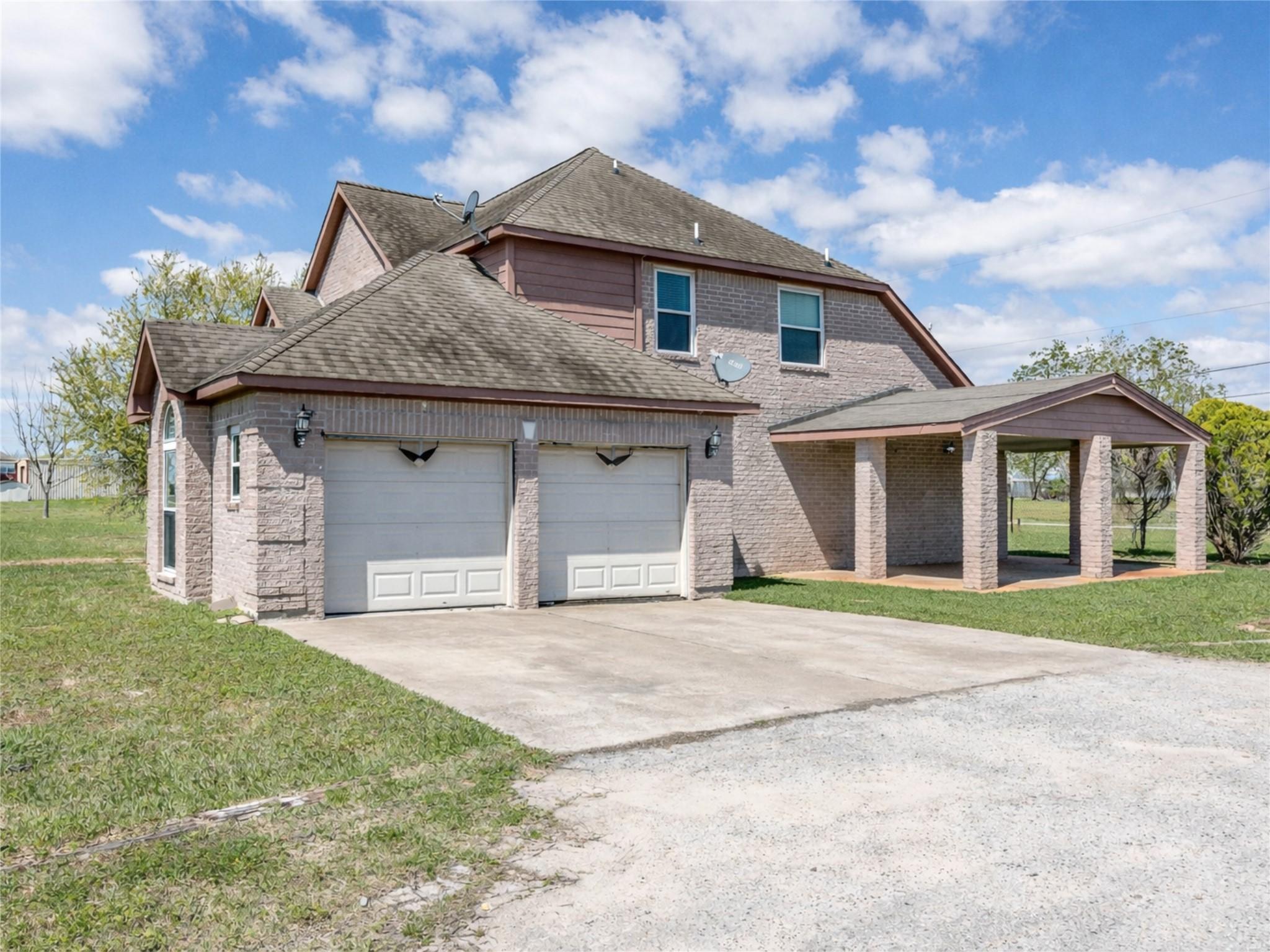 Image 2: 2 car garage