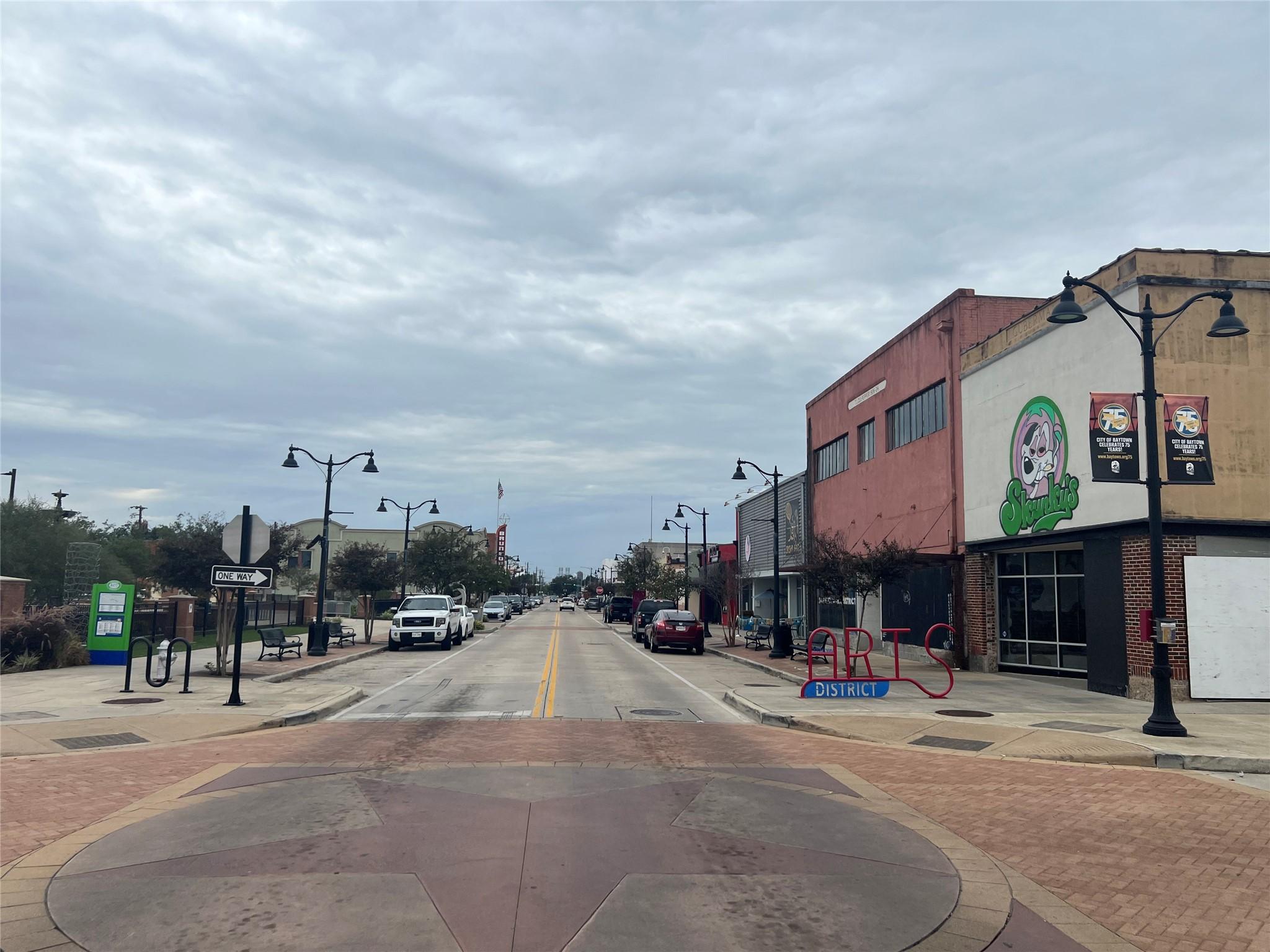 Image 2: Right in the heart of the ARTS District