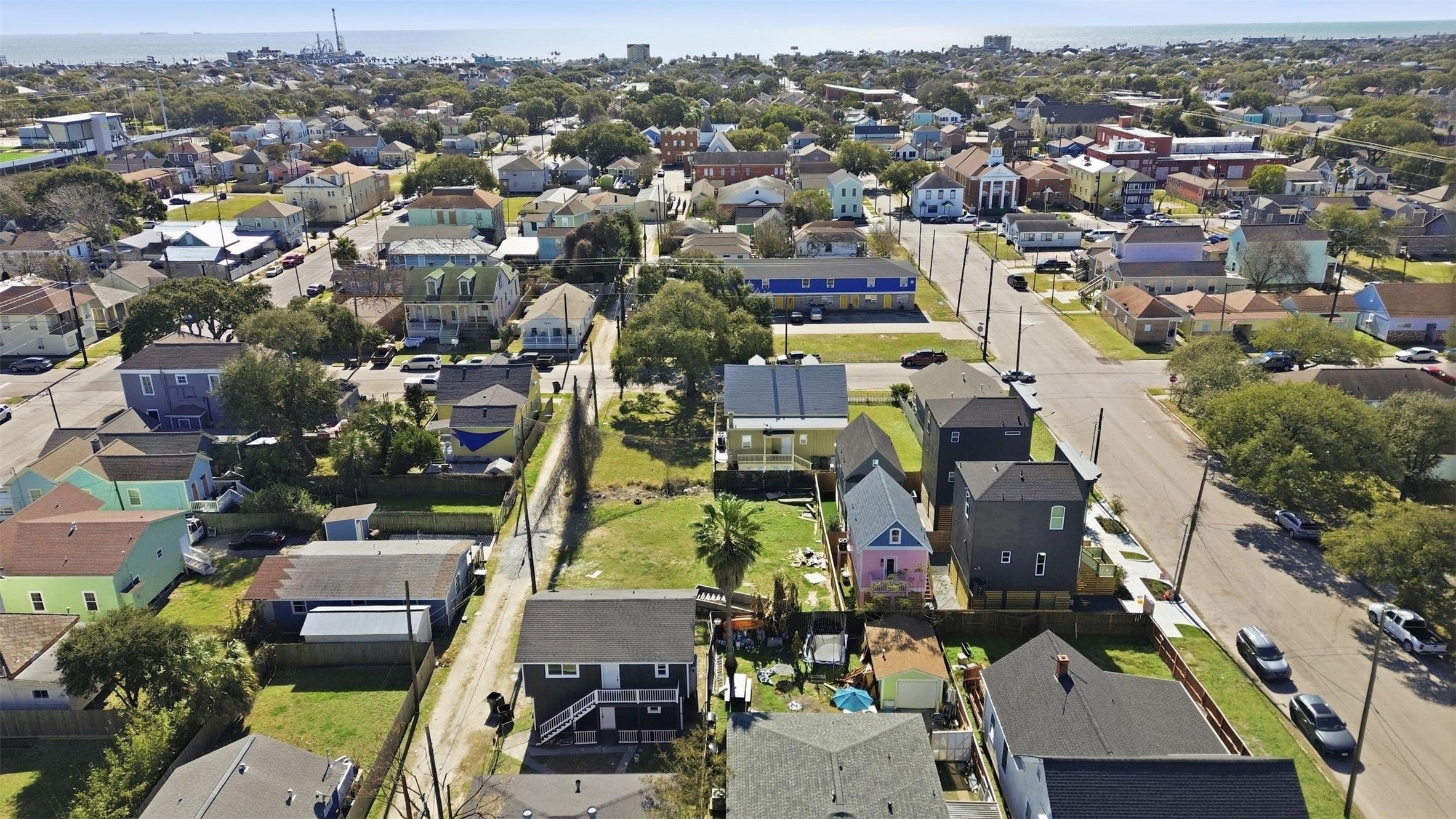 Image 3: Close distance to Pleasure Pier and the Seawall.