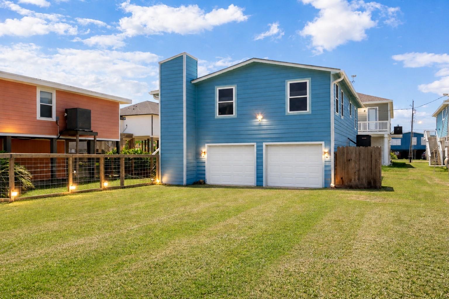 Image 2: AWESOME LOCATION - Short walk to the beach