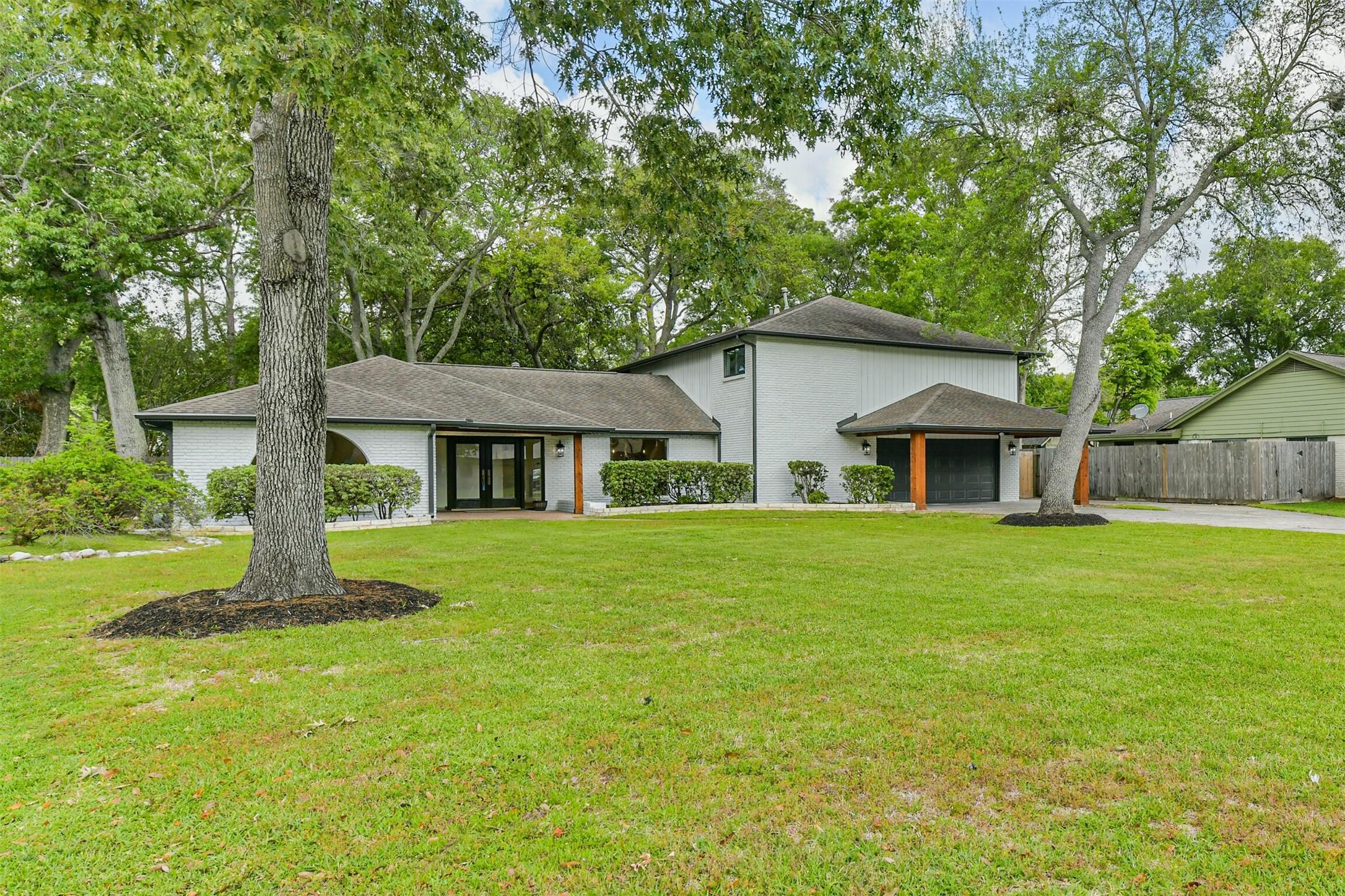 Image 4: Huge front yard for activities and beautiful matur