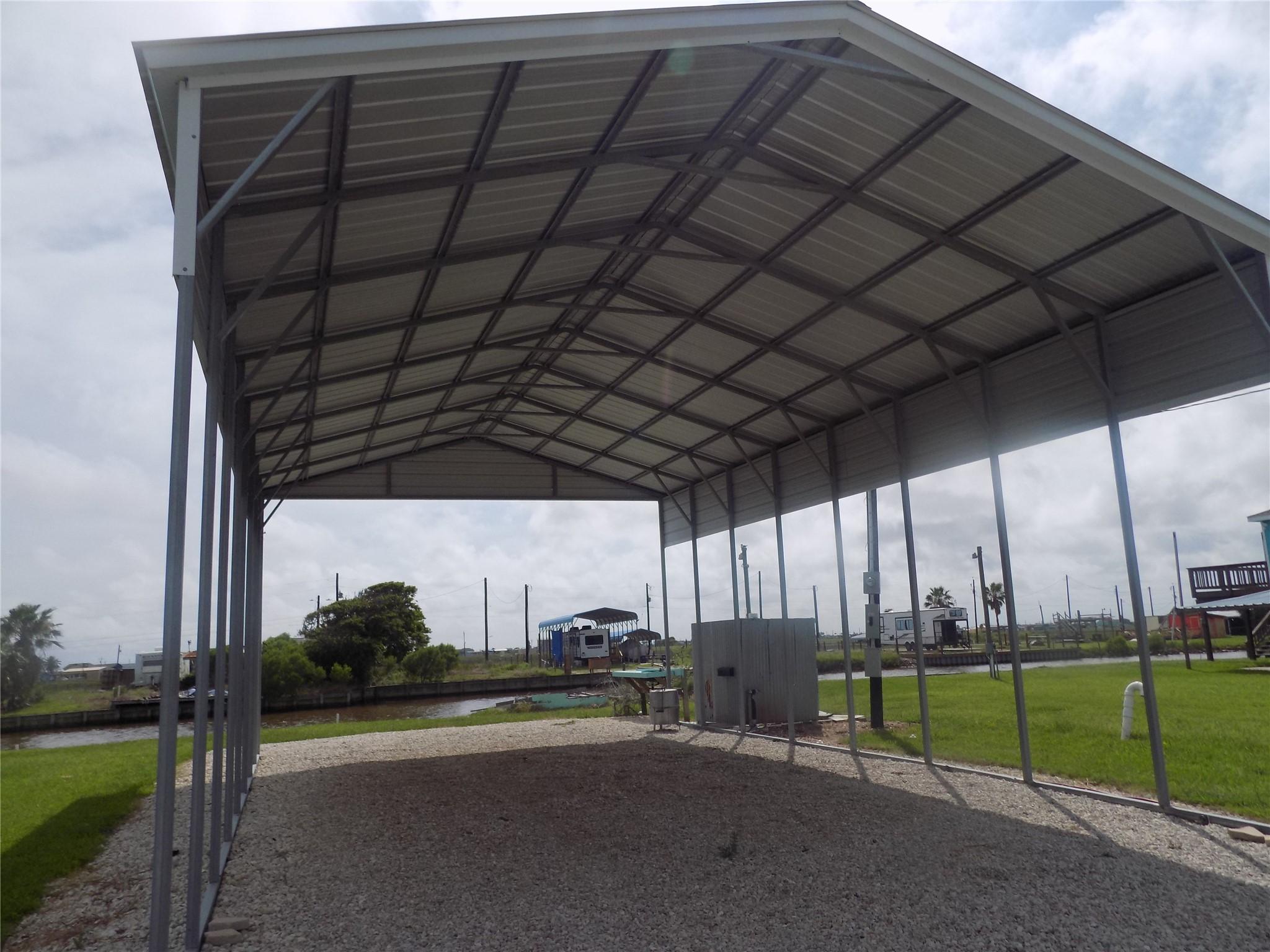 Image 3: Great structure with gravel driveway and pad.