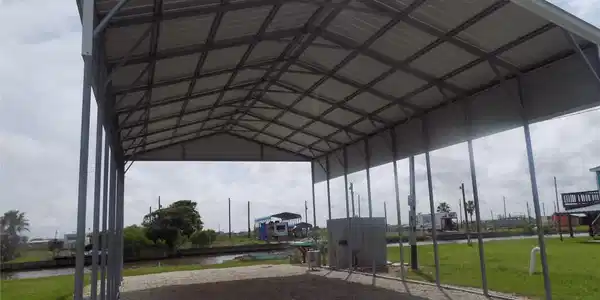 Image 3: Great structure with gravel driveway and pad.