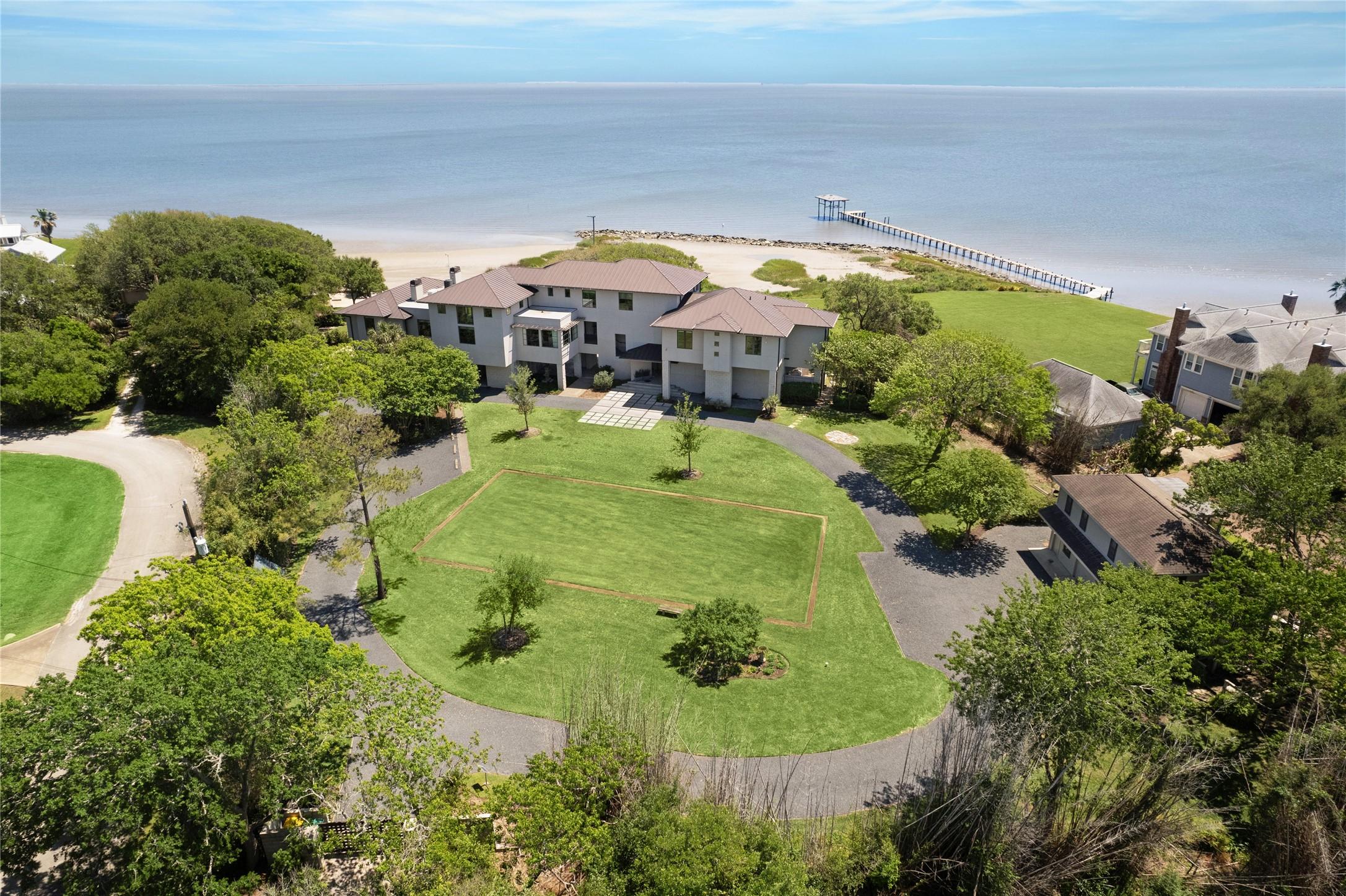 Image 1: Only 30 minutes from downtown Houston, this gorgeo