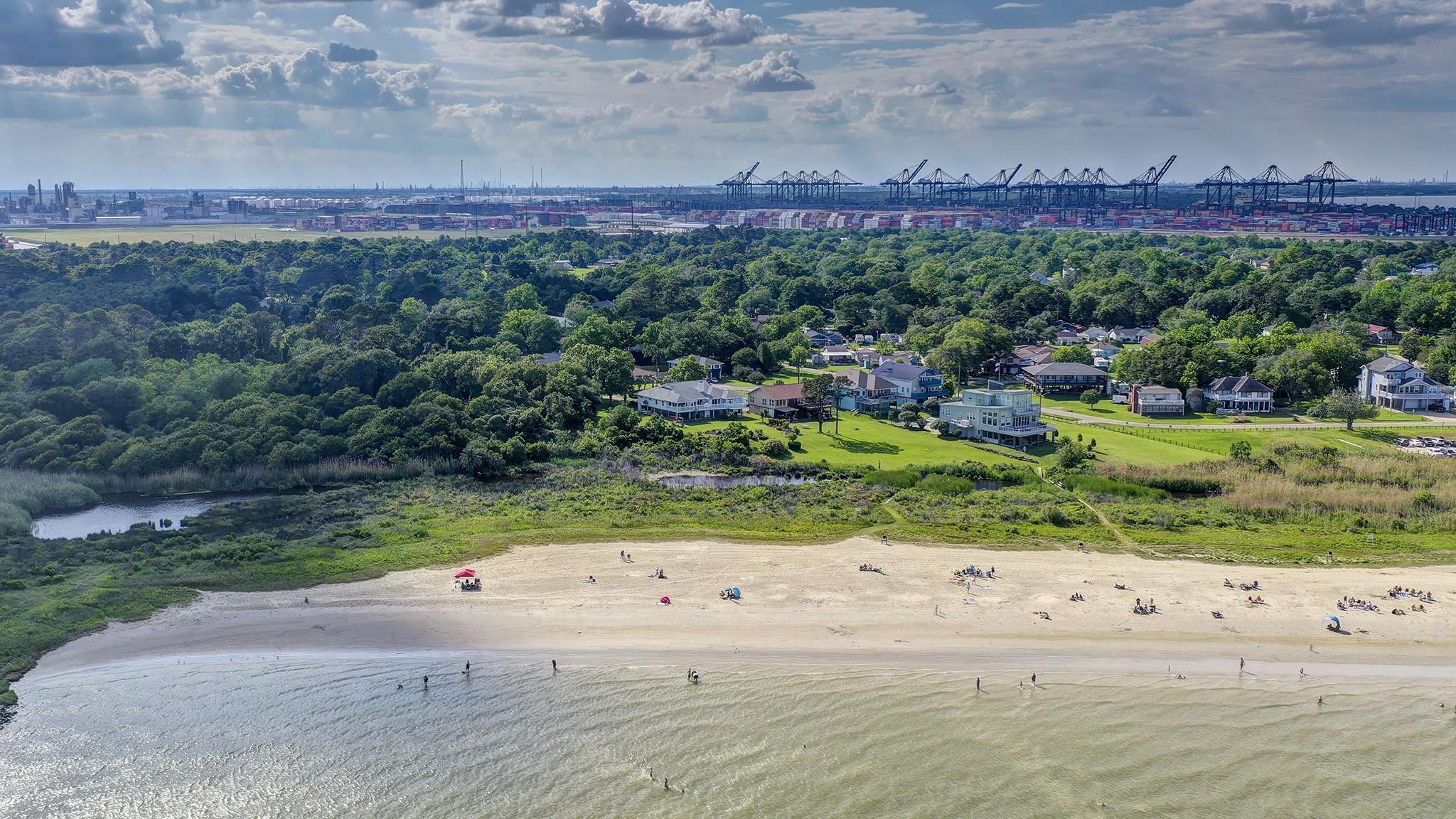 Image 2: Enjoy your own private access to the beach complet